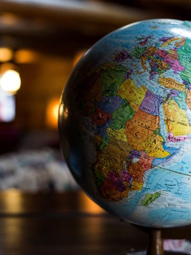 Drehbarerer Globus auf einem Tisch