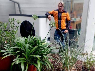 Mann, Wärmepumpe und Garten