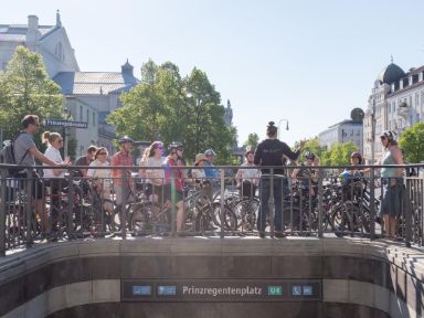 Fahrrad-Ausflugsgruppe am Prinzregentenplatz