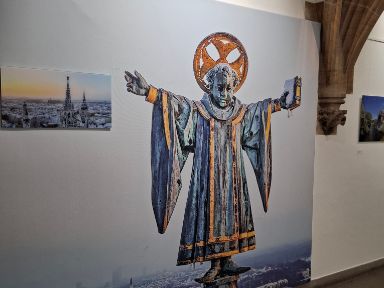 Spitze des Rathausturms - ein Bild der Ausstellung "Behördlich erfasst"