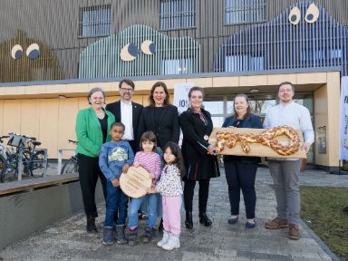 Würdenträger*innen beim Übergabemoment