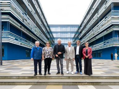 Würdenträger*innen beim Presserundgang an der Städtischen Willy-Brandt-Gesamtschule