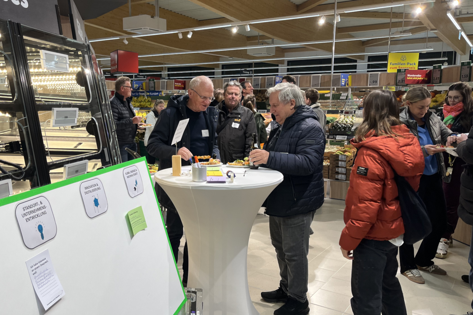 Menschen im Supermarkt, Stehtisch, Pinnwand