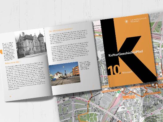 Fotografie der aufgeschlagenen Broschüre des KulturGeschichtspfades Moosach