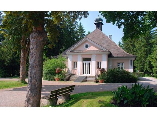 Aussegnungshalle im Friedhof Obermenzing